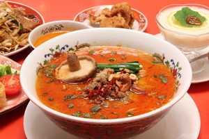  温泉水を練りこんだ麺のドラゴンヌードル   